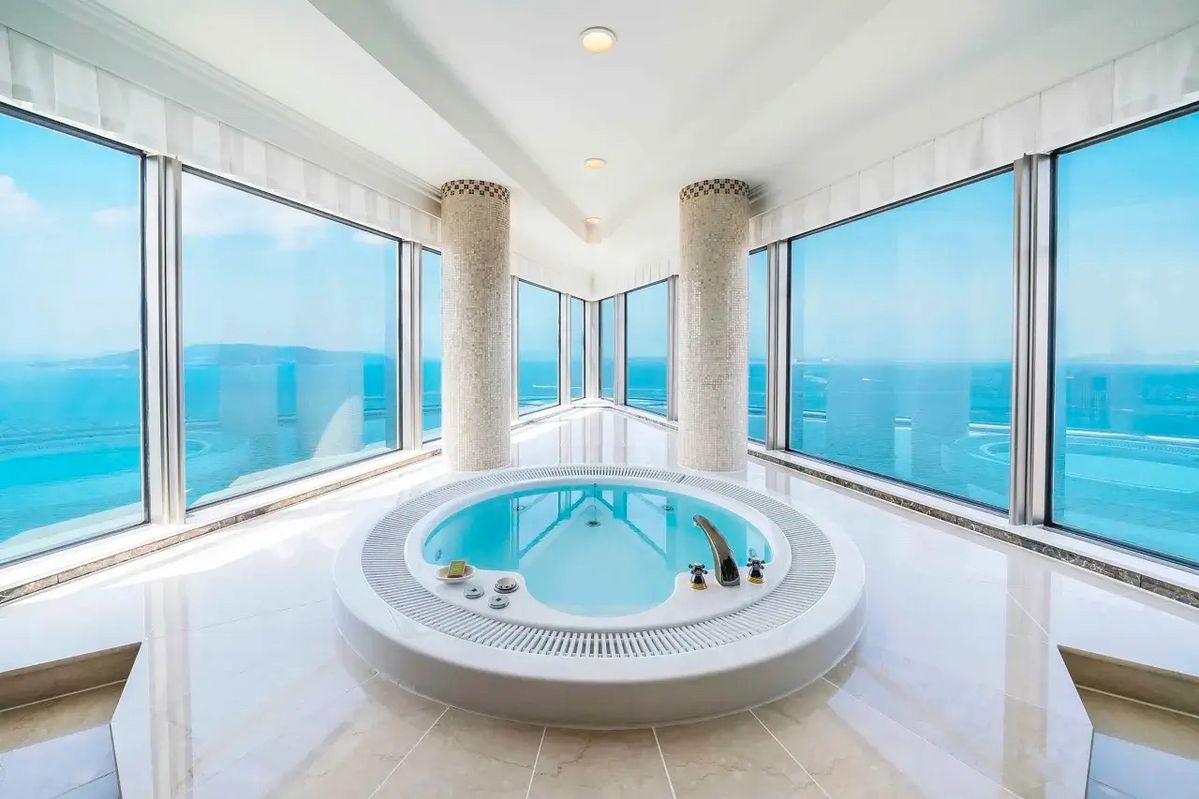 후쿠오카를 내려다 볼 수 있는 전망을 지닌 힐튼 후쿠오카 시 호크의 스파. 넓직한 공간으로 편히 머무를 수 있다. / 이미지 출처: 힐튼 후쿠오카 시 호크