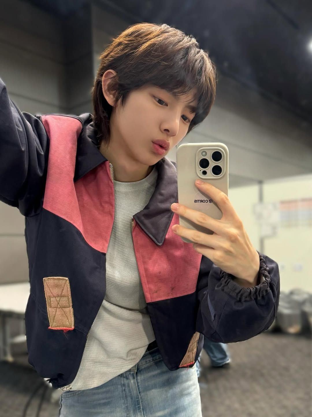 레귤러한 핏에 컬러와 패턴을 더하면 주훈만의 봄 스타일링 가능 / 이미지 출처: 코르티스 SNS 및 위버스.