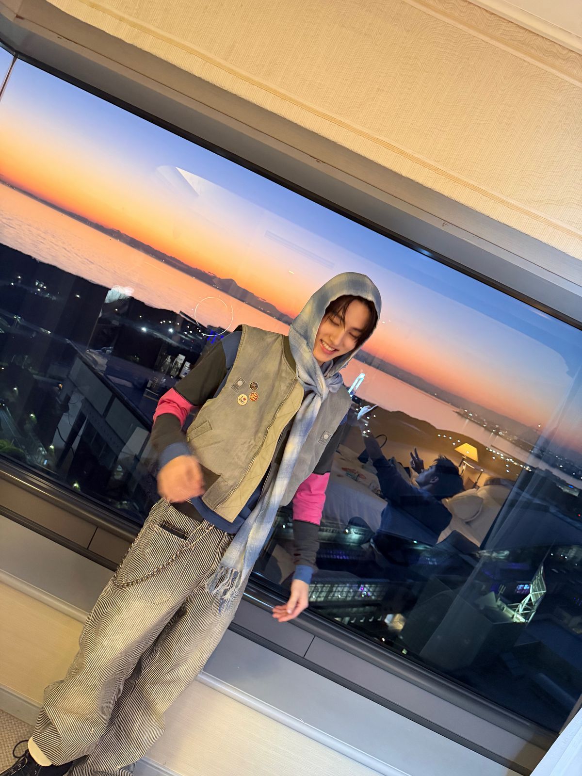 성현을 참고한 봄 스타일링의 포인트는 스카프 / 이미지 출처: 코르티스 SNS 및 위버스.