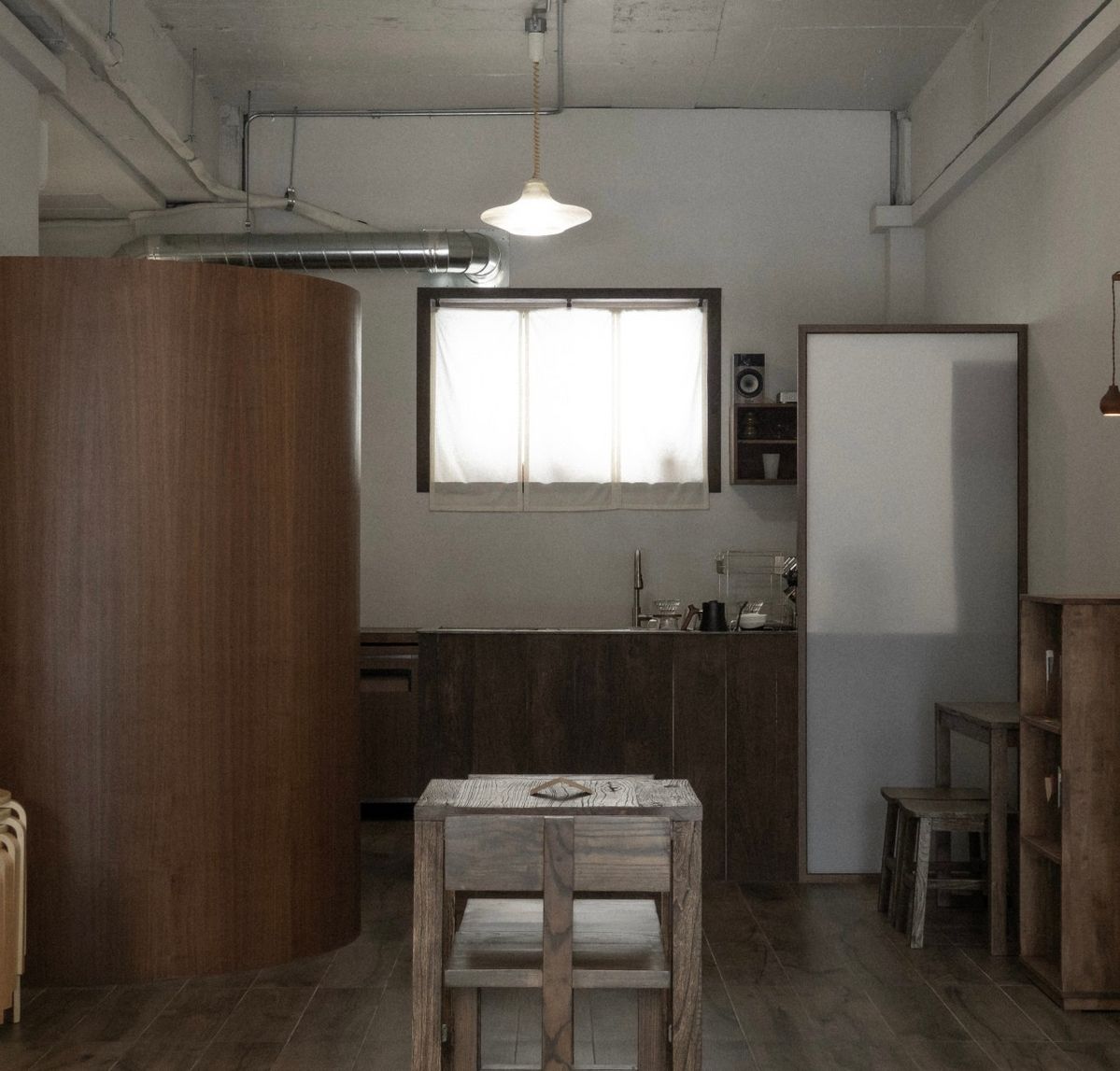 나무의 물성이 살아 있는 간결한 형태의 가구와 바닥이 차분한 분위기를 자아내는 ‘으믐’의 인테리어. / 이미지 출처: 이미지 출처: 으믐 네이버지도 업체 제공 이미지