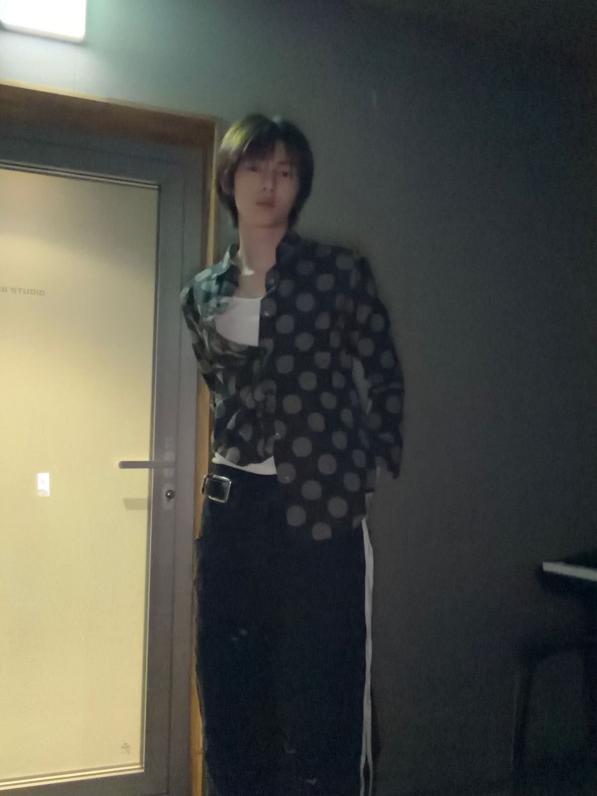 레귤러한 핏에 컬러와 패턴을 더하면 주훈만의 봄 스타일링 가능 / 이미지 출처: 코르티스 SNS 및 위버스.