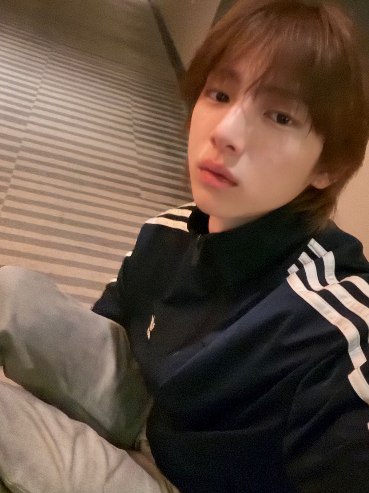 주훈의 아우터는 언제나 몸에 딱 알맞는 레귤러 핏으로 / 이미지 출처: 코르티스 SNS 및 위버스.