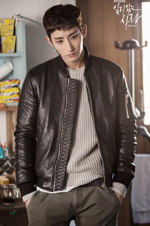 tvN 월화드라마 '일리있는 사랑'에서 릭 오웬스의 클래식 플라이트 레더 자켓을 입은 이수혁의 모습. / 이미지 출처: tvN.