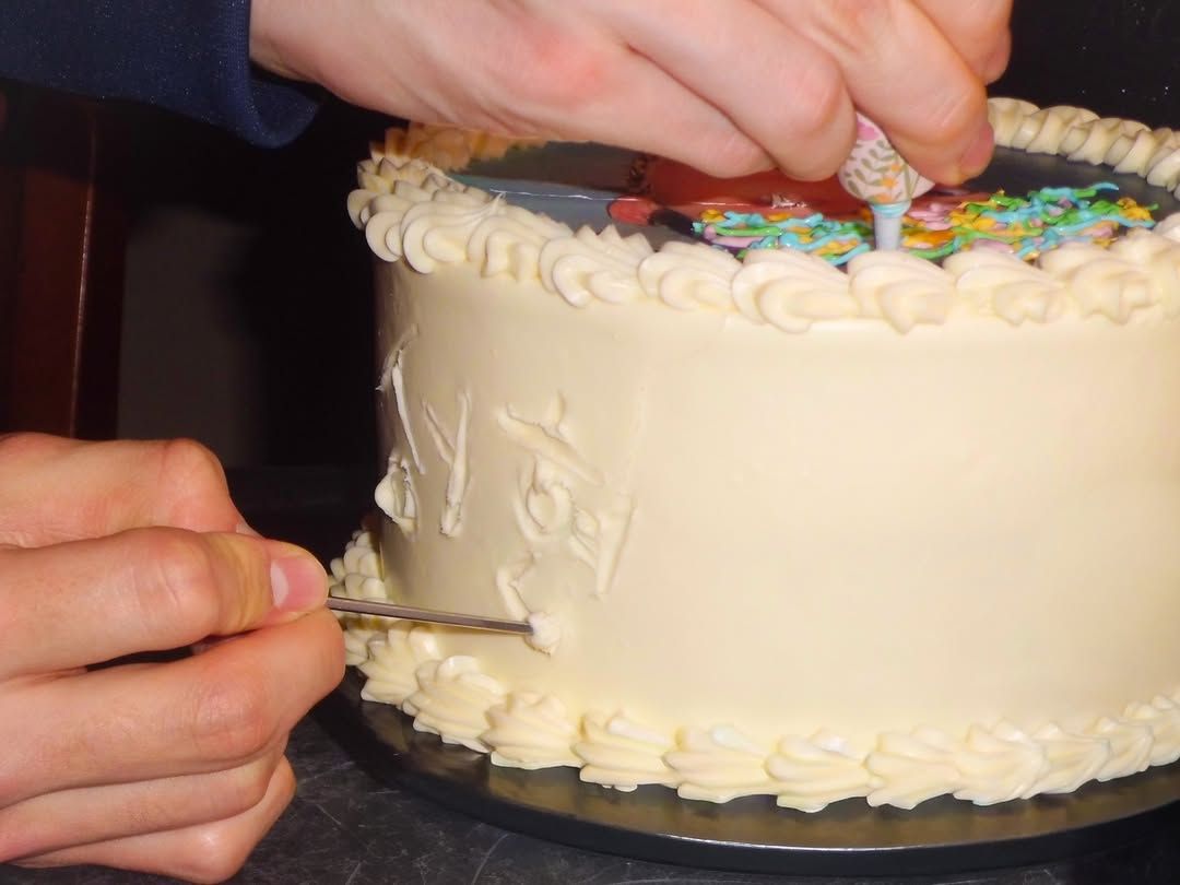 포토케이크에 젓가락과 초코펜으로 한번 더 데코레이션을 한 성현의 생일 케이크/ 이미지 출처: 코르티스 SNS 및 위버스.