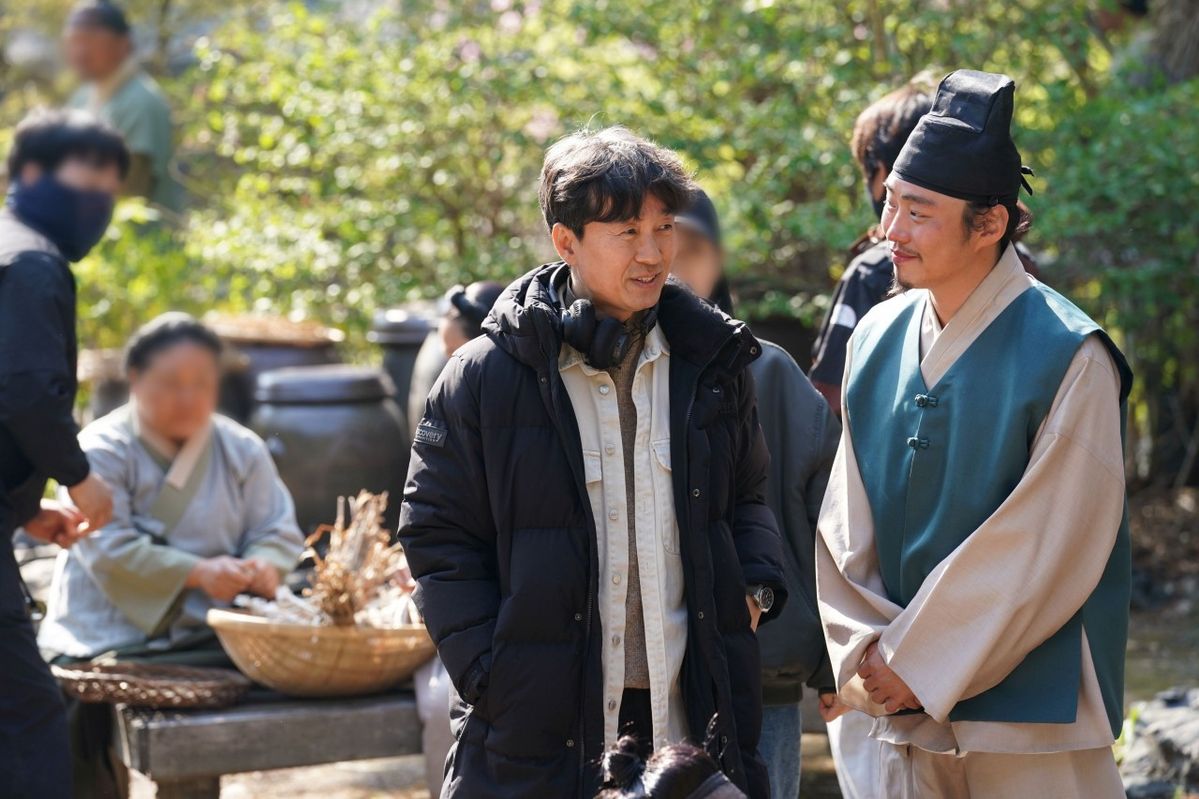 영화 <왕과 사는 남자> 특별 출연 배우 안재홍과 감독 장항준 / 이미지 출처: '왕과 사는 남자' 네이버 영화 공식 이미지