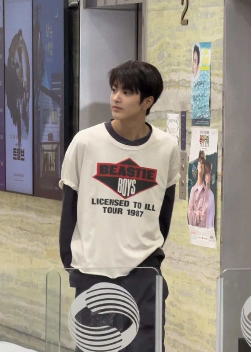 소재와 컬러 대비가 명확하 상의 레이어드 / 이미지 출처: 인스타그램 @cortis