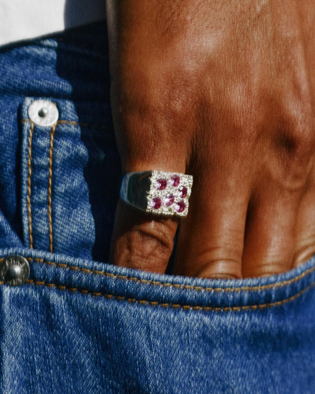 볼드한 시그넷 링. / 이미지 출처 : 블루 번헴