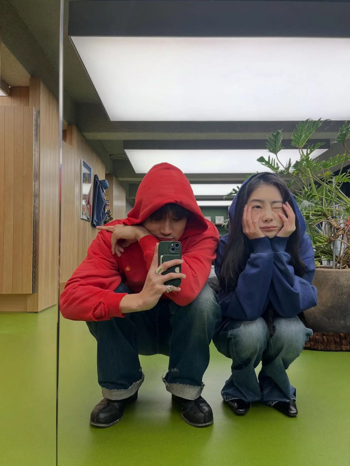 스웨그 갭, 억지로 줄이기 보다는 포인트 아이템으로 자연스럽게 더하기 / 이미지 출처: 인스타그램 @0west_ @g4k4a