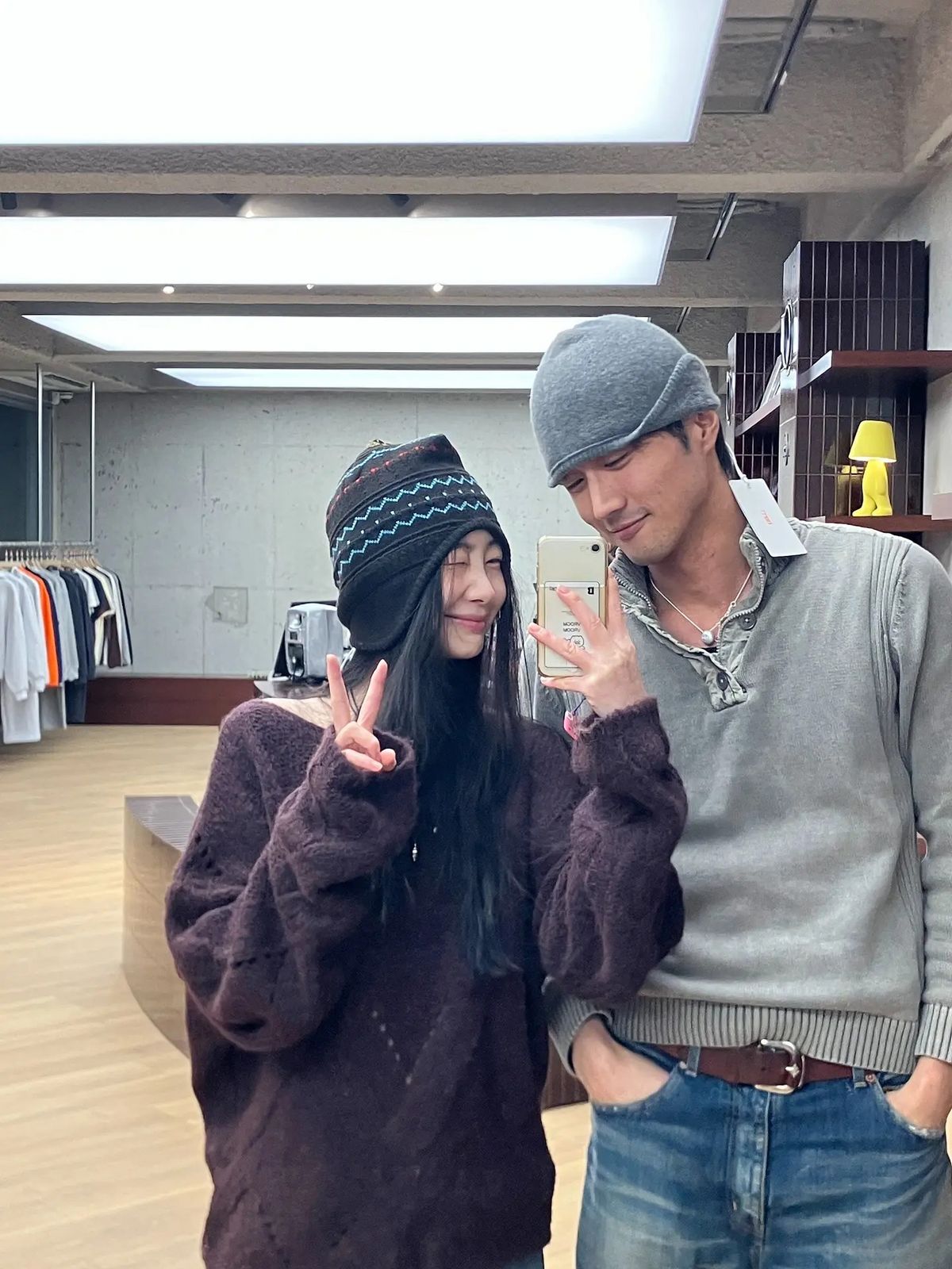 스웨그 갭, 억지로 줄이기 보다는 포인트 아이템으로 자연스럽게 더하기 / 이미지 출처: 인스타그램 @0west_ @g4k4a