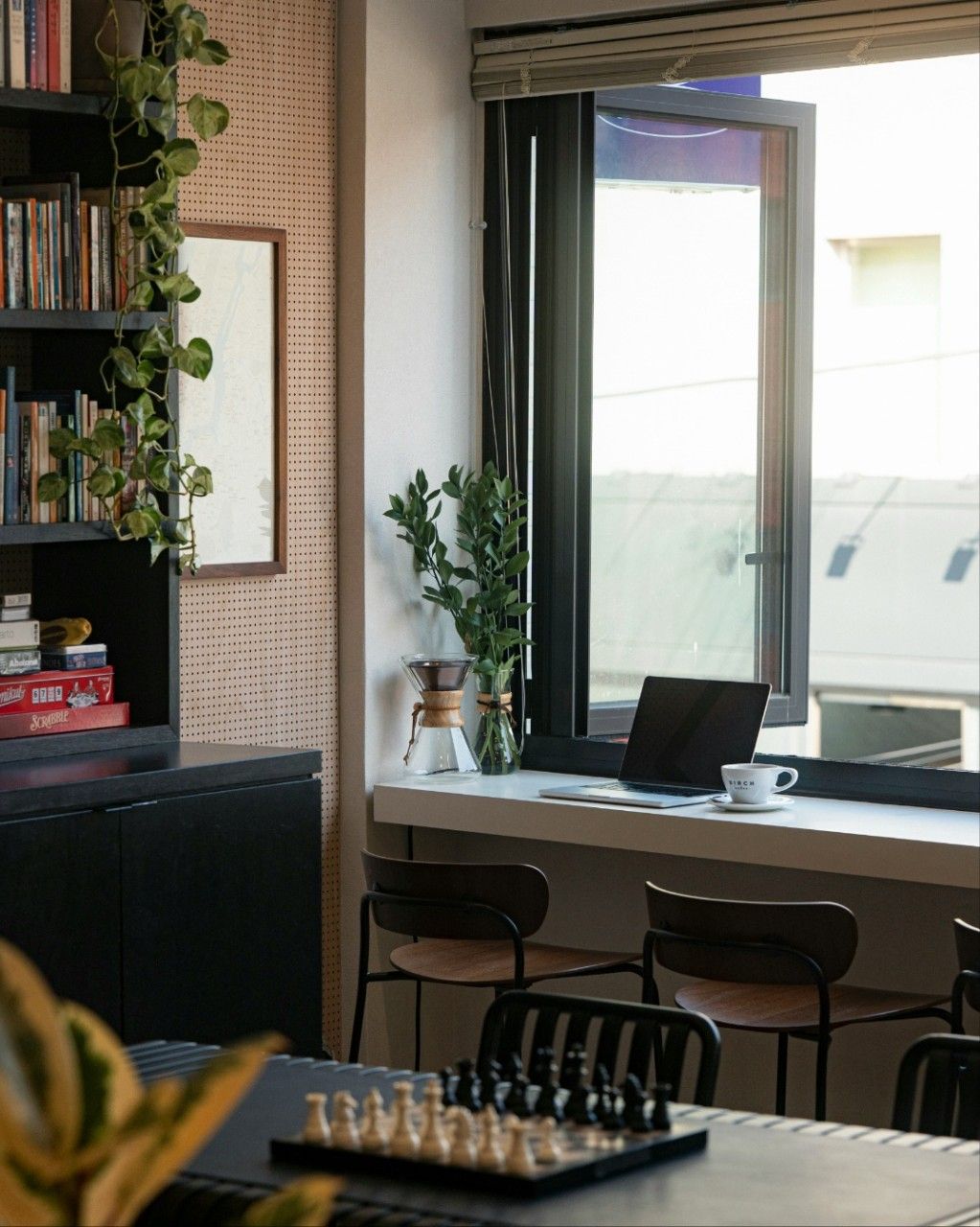 햇살이 깊게 들어오는 ‘버치커피’의 바 좌석. 여유롭게 커피를 즐기거나 작업을 하기 안성맞춤이다. / 이미지 출처: 버치커피 네이버지도 업체 제공 이미지