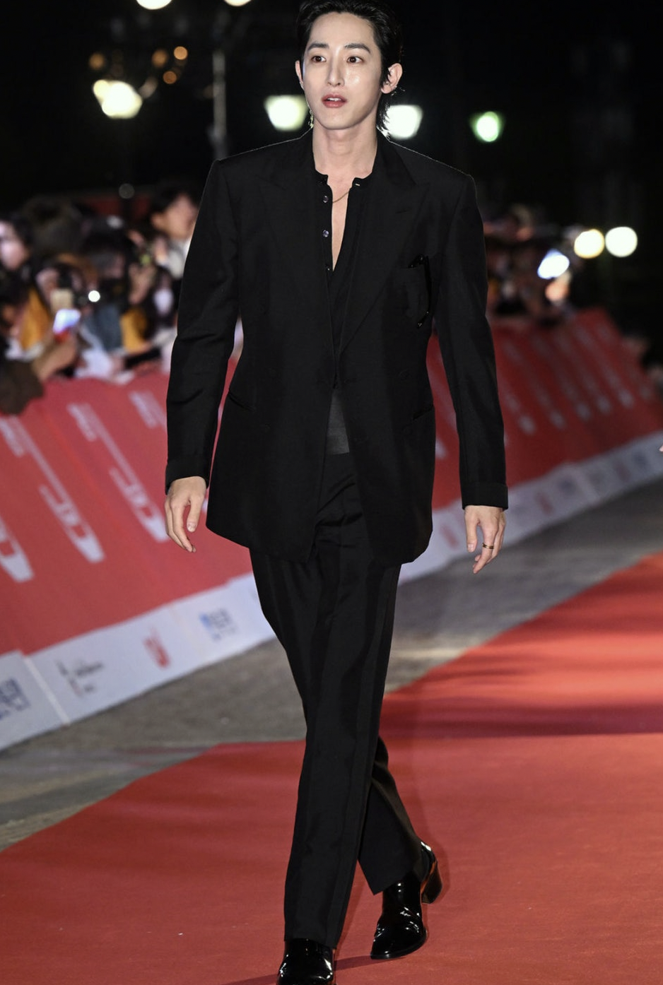 2023 전주국제영화제 레드카펫에서 블랙 수트 룩으로 세련된 분위기를 자아낸 이수혁의 모습. / 이미지 출처: 전주국제영화제.