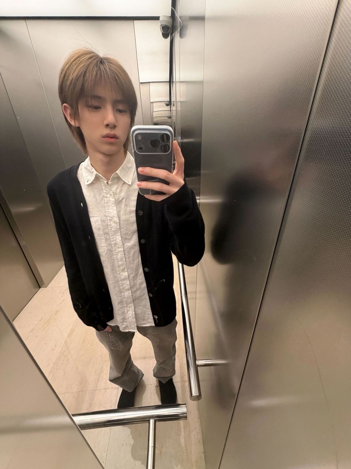 화이트 셔츠 하나만 있으면 주훈의 클래식한 스타일링 손민수 가능 / 이미지 출처: 코르티스 SNS 및 위버스.