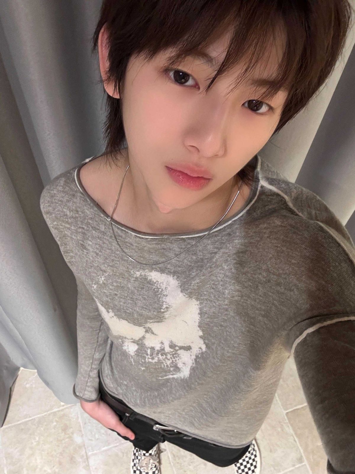 레귤러한 핏에 컬러와 패턴을 더하면 주훈만의 봄 스타일링 가능 / 이미지 출처: 코르티스 SNS 및 위버스.