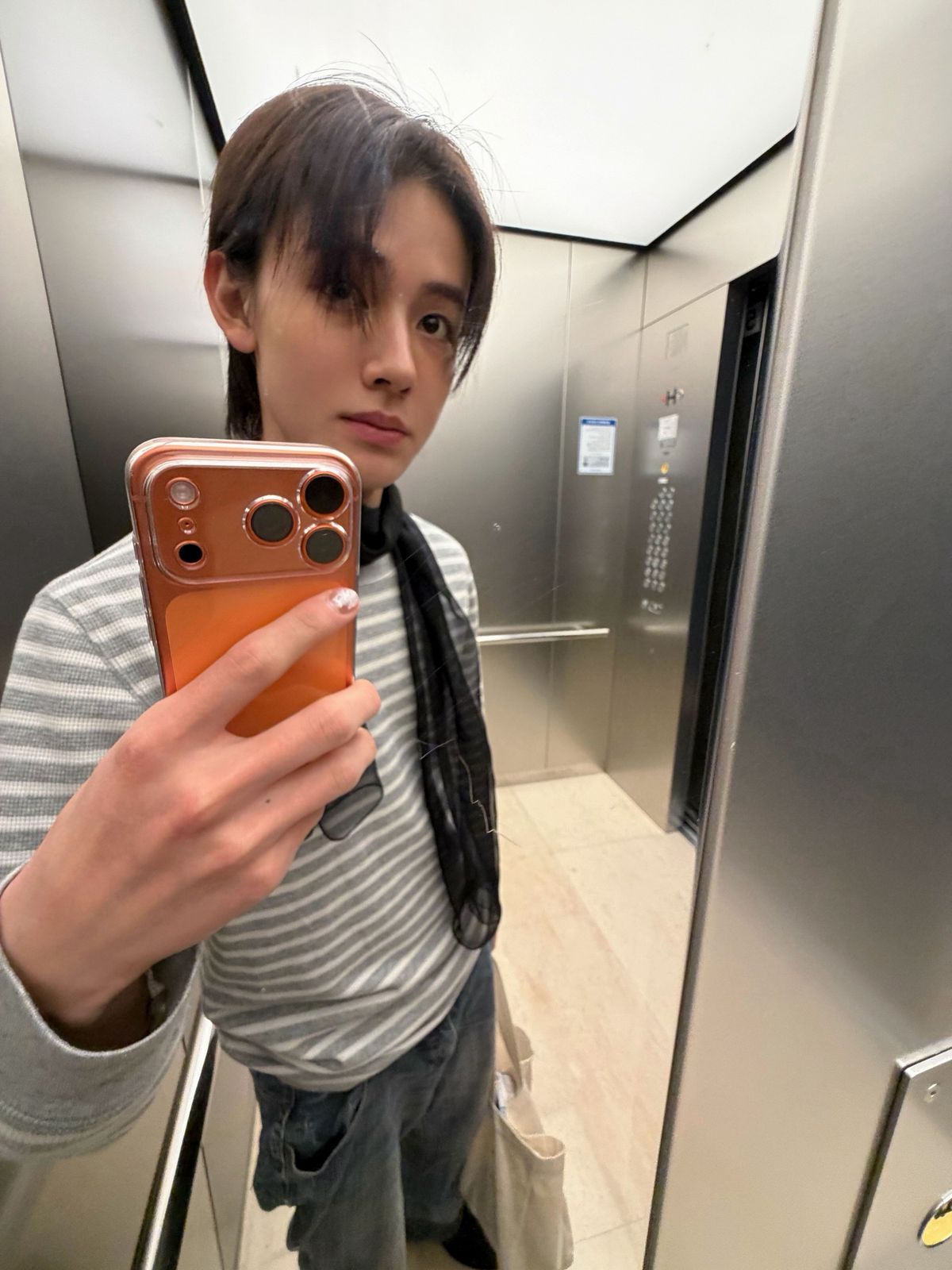 스트라이프 톱을 즐겨 입는 성현의 캐주얼한 스타일링 / 이미지 출처: 코르티스 SNS 및 위버스.