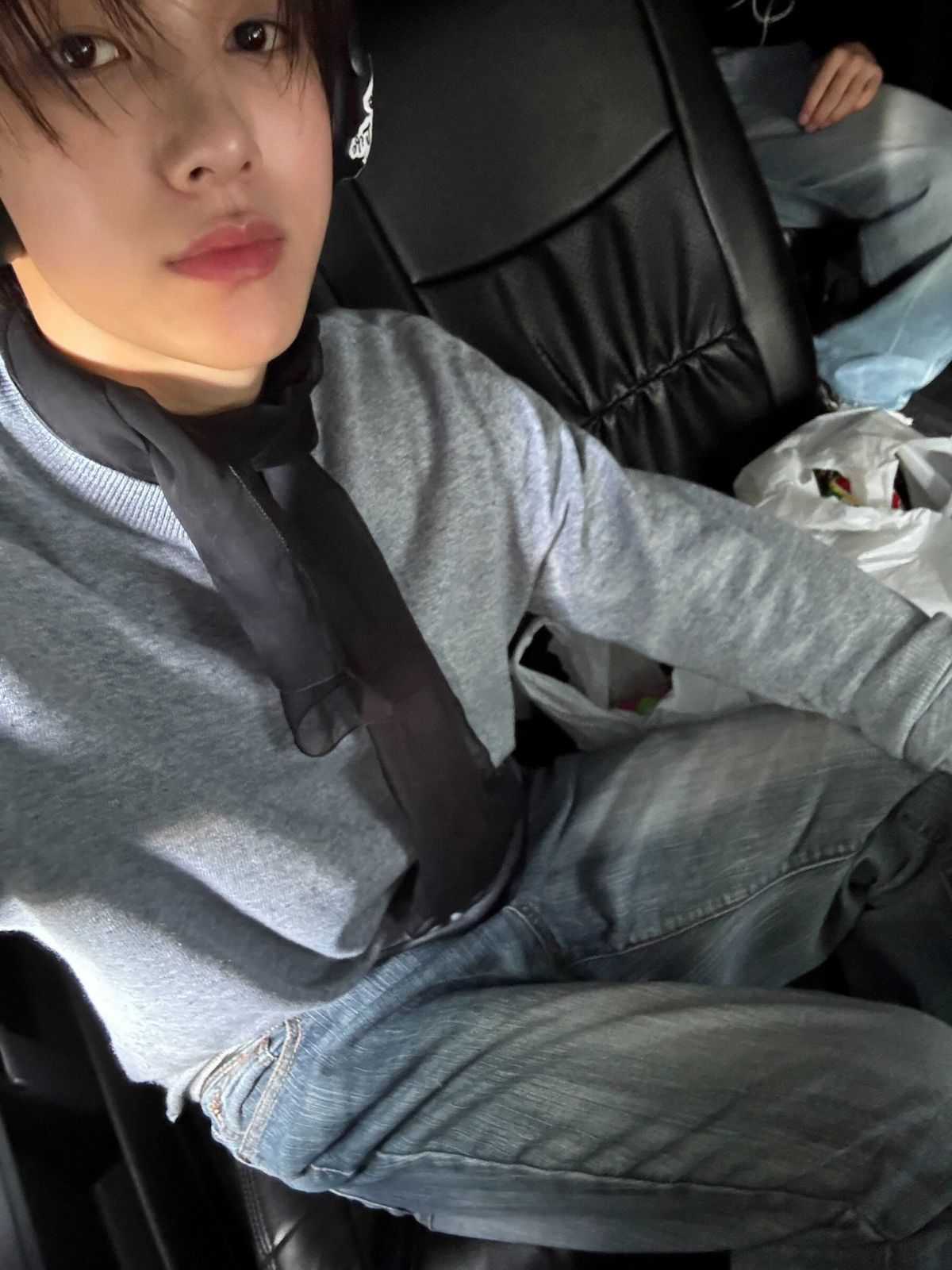 성현을 참고한 봄 스타일링의 포인트는 스카프 / 이미지 출처: 코르티스 SNS 및 위버스.