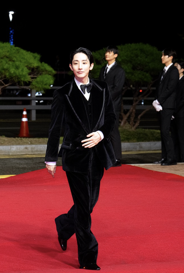 2025 부산국제영화제 레드카펫에서 벨벳 소재의 블랙 수트를 입고 등장한 이수혁. / 이미지 출처: 부산국제영화제.