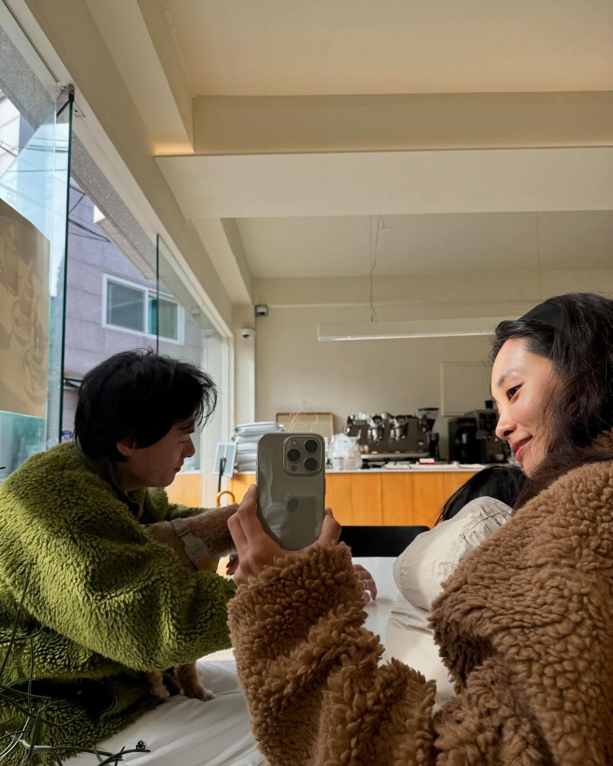 같은 아이템 다른 컬러와 패턴으로 완성하는 시밀러 룩 / 이미지 출처: 인스타그램 @keemwj @kwak_jy