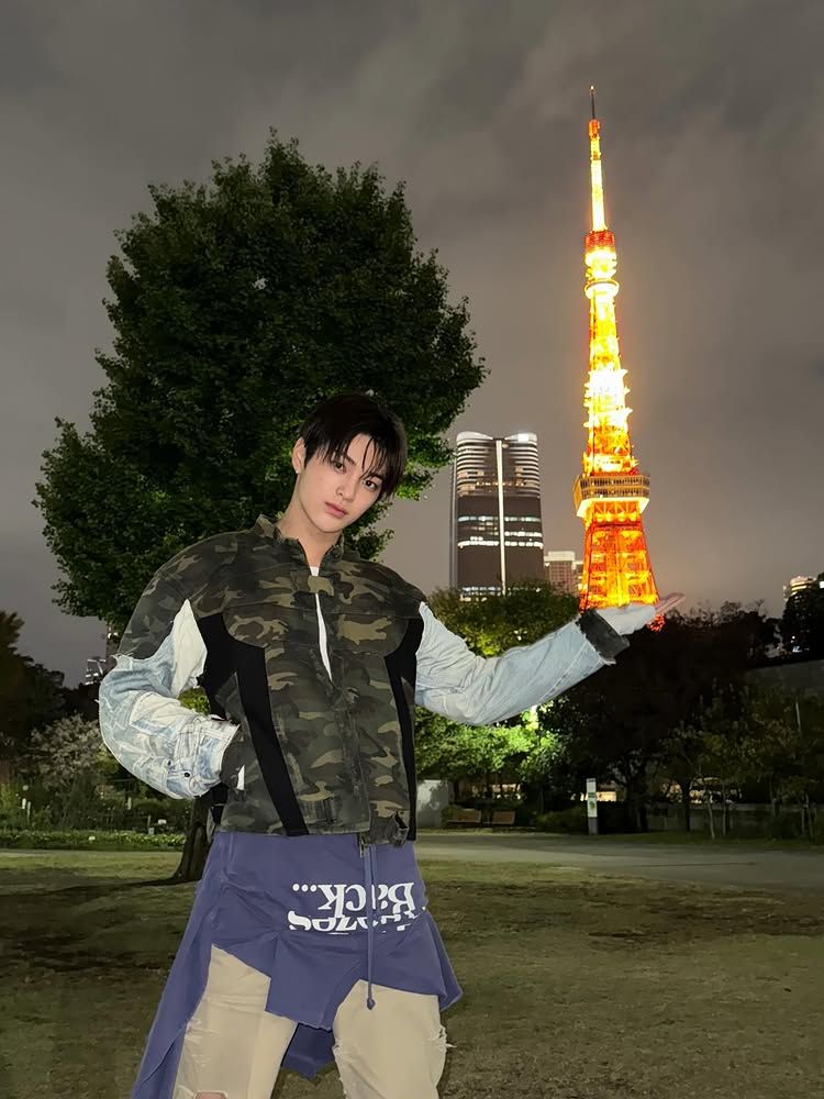 소재와 컬러 대비가 명확하 상의 레이어드 / 이미지 출처: 인스타그램 @cortis