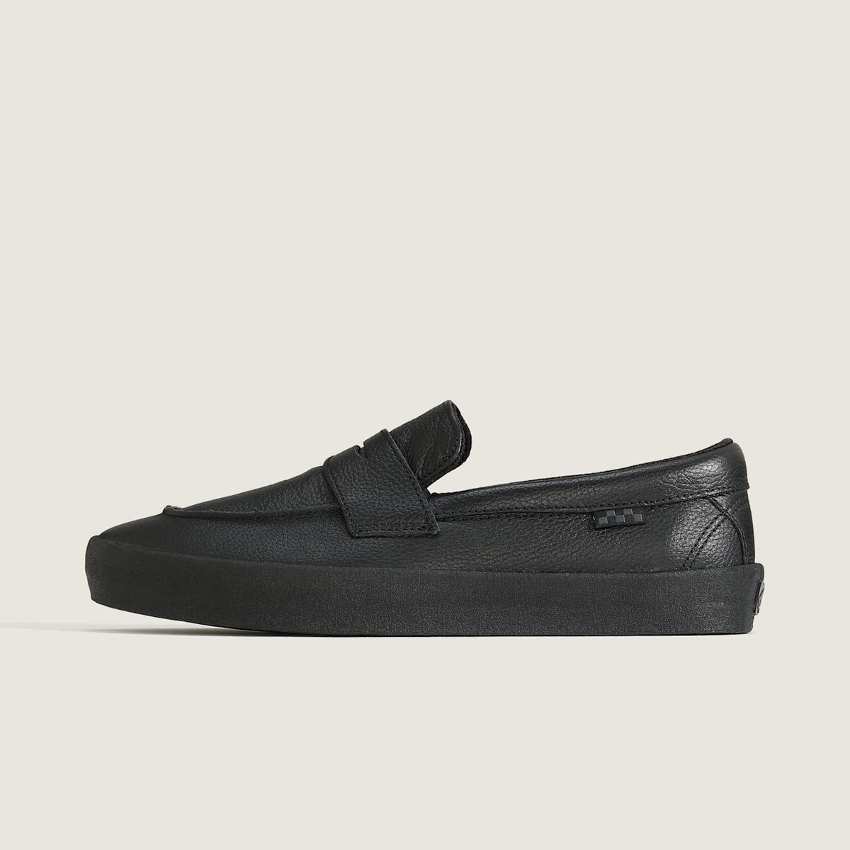 페니로퍼와 스케이트보드화의 디테일을 섞은 반스 스케이트 로퍼 / 이미지 출처: vans.co.kr