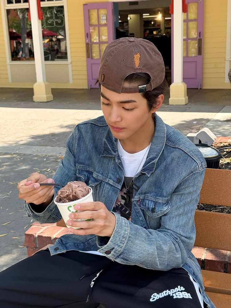 이쯤 되면 볼캡은 얼굴을 가리기 위한 것이 아니라 드러내기 위해 쓰는 것 / 이미지 출처: 인스타그램 @cortis