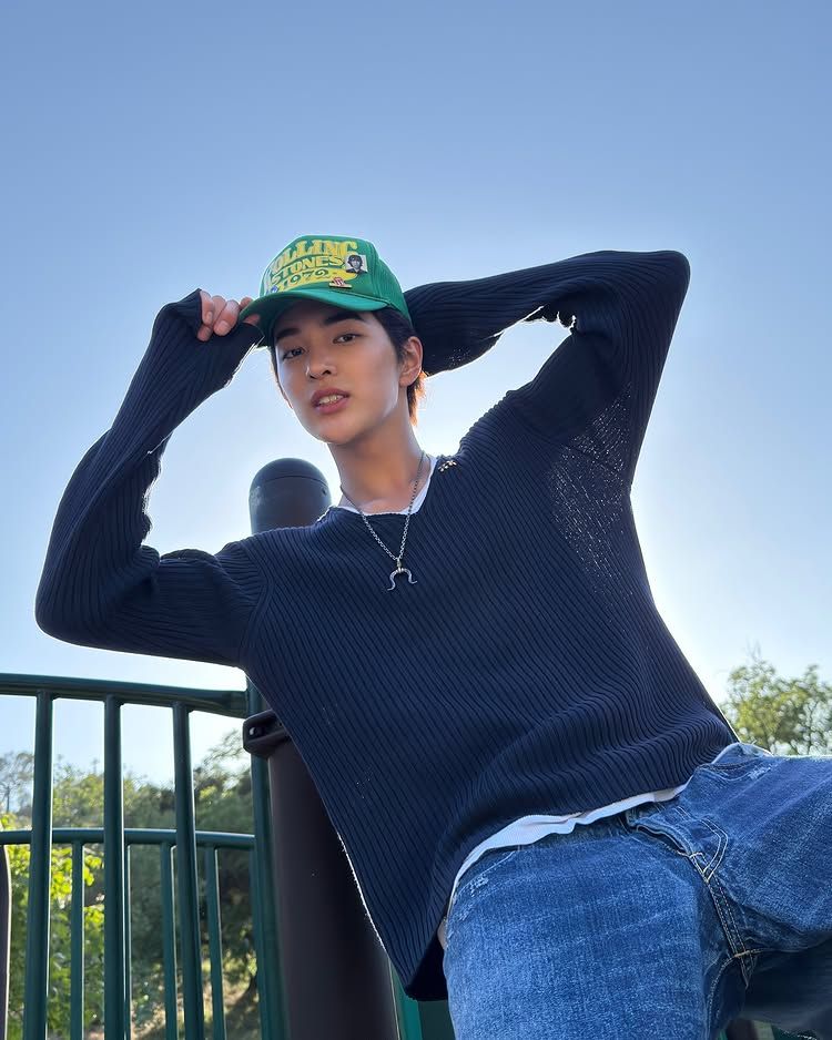 소재와 컬러 대비가 명확하 상의 레이어드 / 이미지 출처: 인스타그램 @cortis