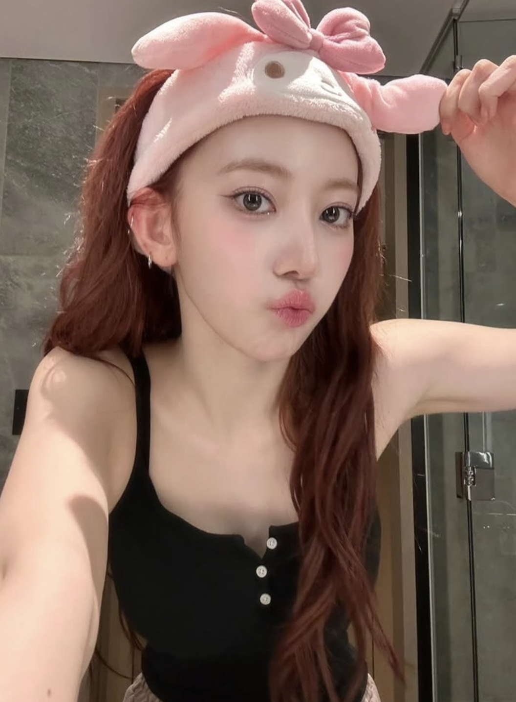 스킨케어 직전 셀카를 남긴 르세라핌 사쿠라 / 이미지 출처: 인스타그램 @39saku_chan