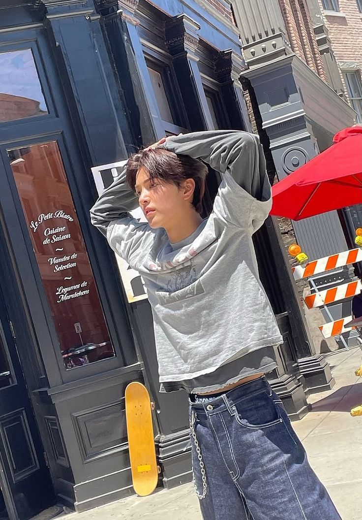 소재와 컬러 대비가 명확하 상의 레이어드 / 이미지 출처: 인스타그램 @cortis