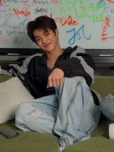 다양한 핏과 아이템으로 소화하는 빈티지 재킷 / 이미지 출처: 인스타그램 @cortis 