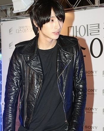 2009년 서울 왕십리 CGV에서 열린 영화 '마이클 잭슨의 디스 이즈 잇' VIP 프리미어 레드카펫 행사에 참석한 이수혁의 모습. / 이미지 출처: Daum.