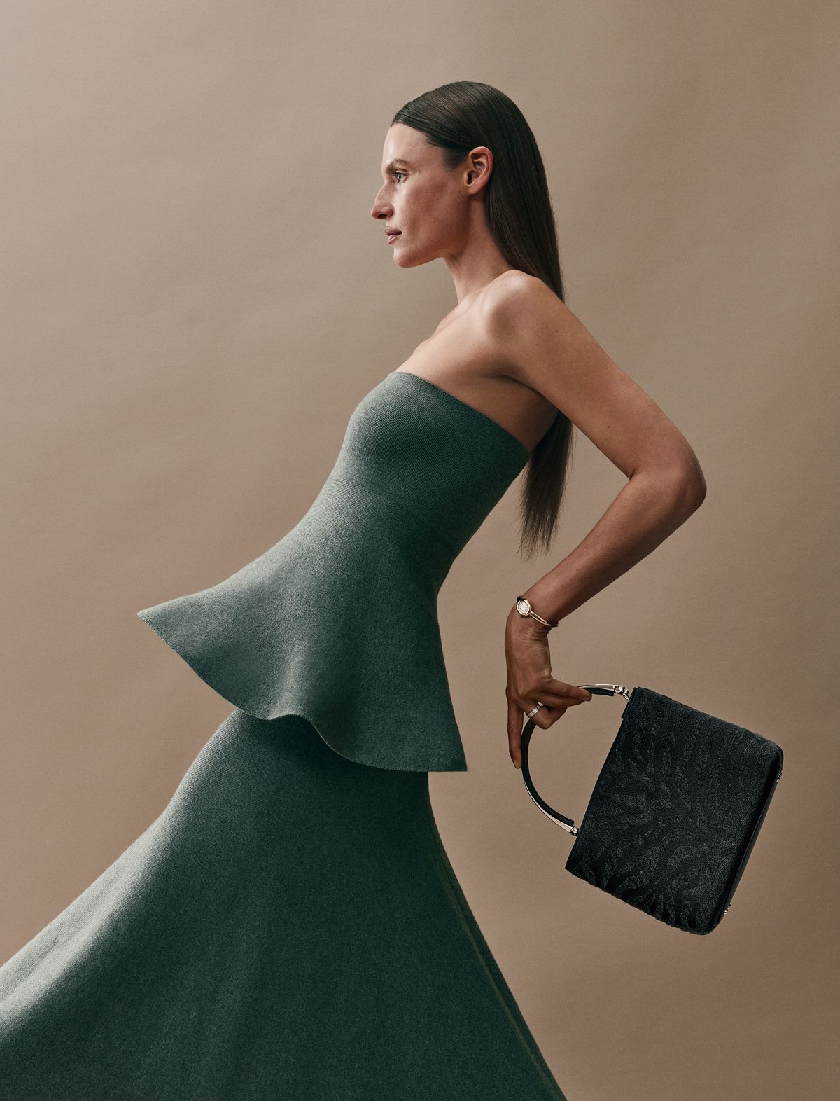 송아지 가죽 위에 양모 자수 패턴을 더하고 핸들을 팬더 모티브로 장식한 팬더 더블 스몰 백. ⓒ Denis Boulze ⓒ Cartier