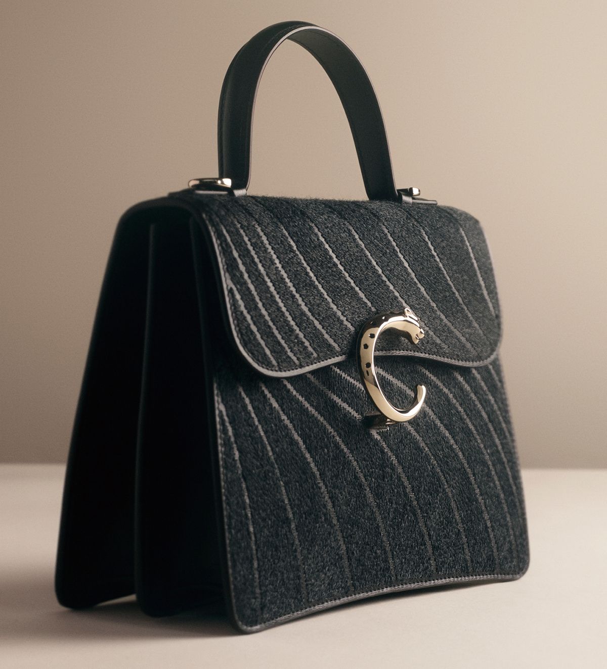 가죽 위에 울 클로 자수로 고급스럽게 텍스처를 살린 팬더 C 드 까르띠에 백, 스몰 모델. ⓒ Mattia Parodi ⓒ Cartier