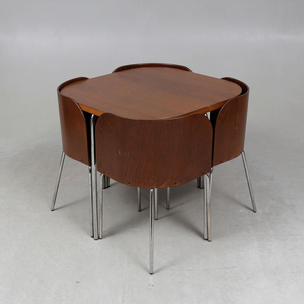 위에서 보면 하나의 정사각형 형태를 이루는 Fusion / 이미지 출처: Auctionet