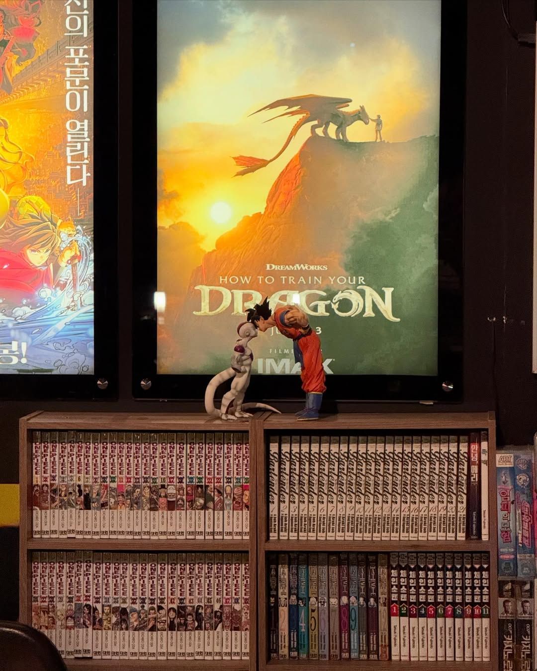 내부에는 영화뿐만 아니라 일본 애니 굿즈도 전시되는 모습을 볼 수 있다. / 이미지출처: 업체 인스타그램 공식 계정