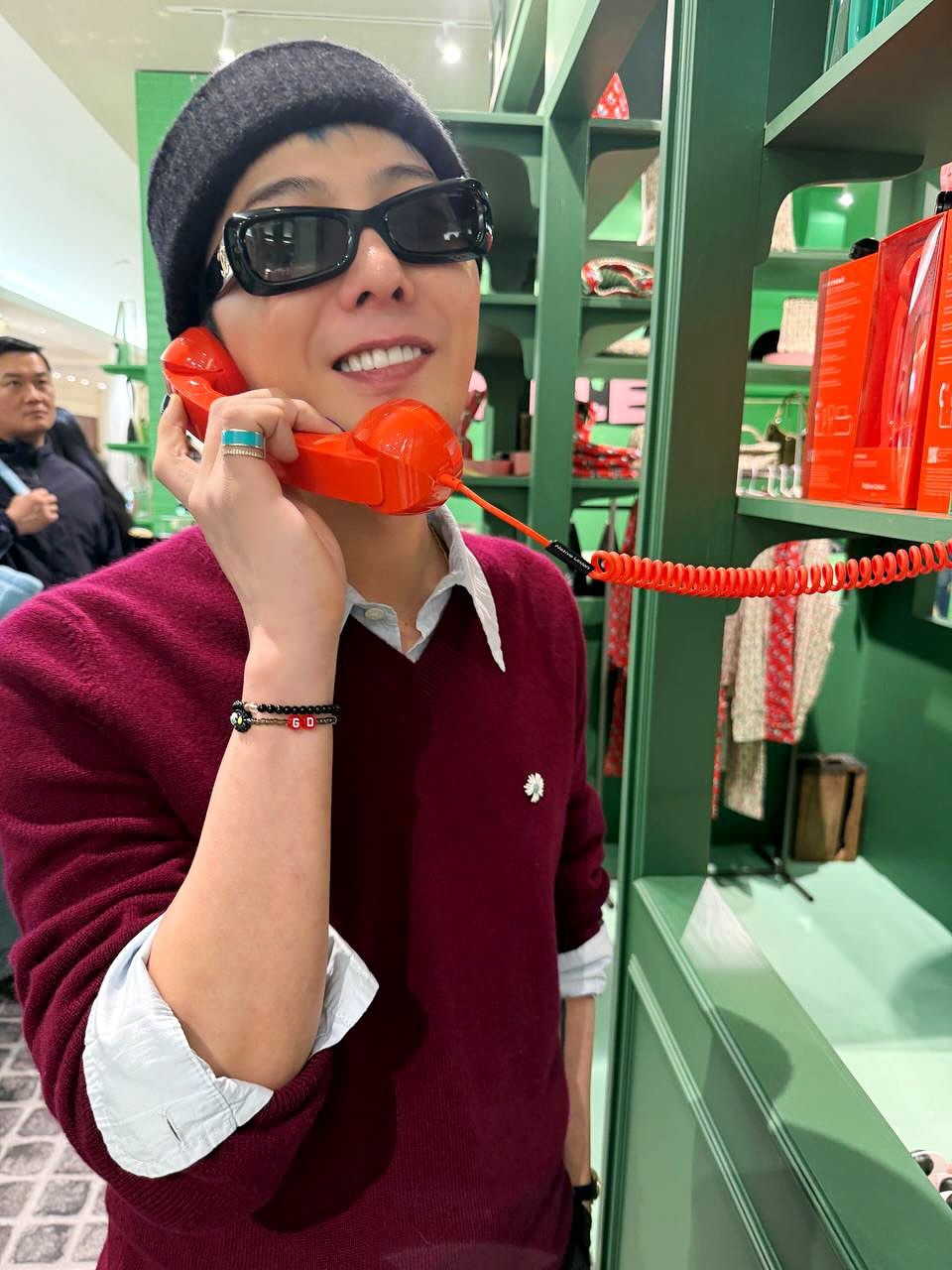 레포시의 베르베르 아쿠아 블루 래커 링을 착용한 지드래곤. / 이미지 출처 : 인스타그램 @8lo8lo8lowme