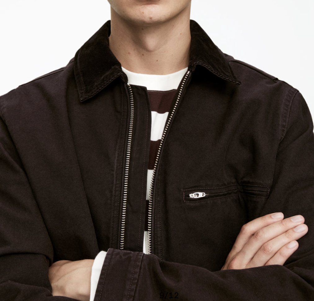 투 톤 컬러의 디테일이 돋보이는 아르켓의 브라운 캔버스 재킷 / 이미지 출처: ARKET 