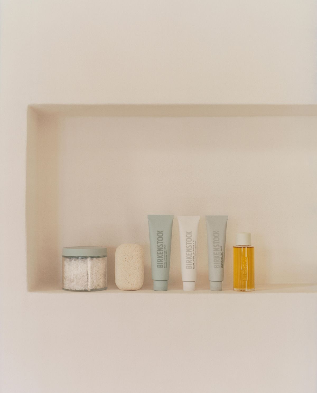 배스 솔트부터 오일까지 6종의 라인업으로 출시되는 케어 에센셜 | 출처: 버켄스탁