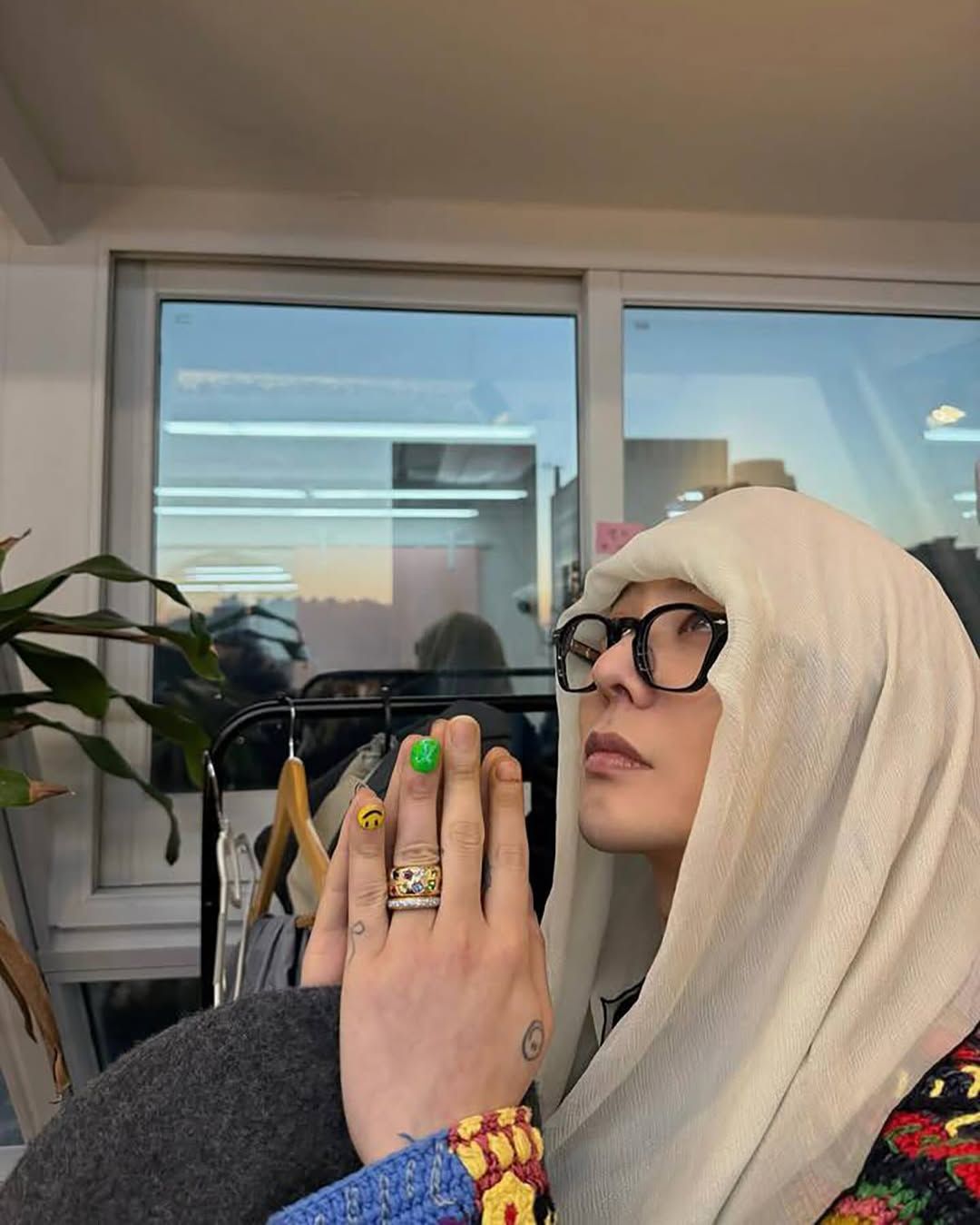 포멜라토 링을 착용한 지드래곤 / 이미지 출처 : 인스타그램 @8lo8lo8lowme 