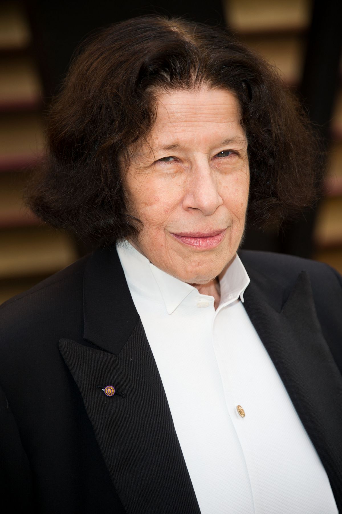 재킷과 화이트 셔츠, 데님 팬츠를 매치한 시그니처 스타일로 자신을 드러내는 프랜 레보위츠 / 이미지 출처: 게티 이미지 코리아