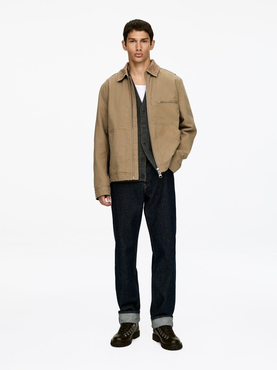 베이지 계열의 캔버스 재킷은 데님부터 다양한 소재의 트라우저에 매칭이 가능 / 이미지 출처: ARKET 