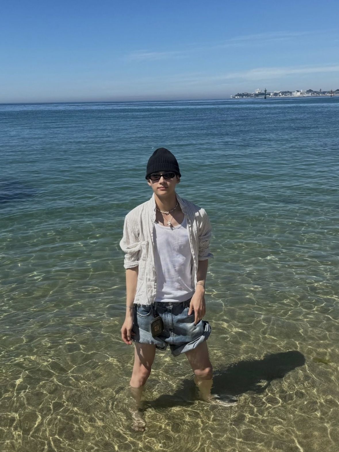 화이트 컬러의 셔츠에 슬리브리스 톱, 오벌형 선글라스를 착용한 상원. / 이미지 출처: 인스타그램 @leeeeesangwon