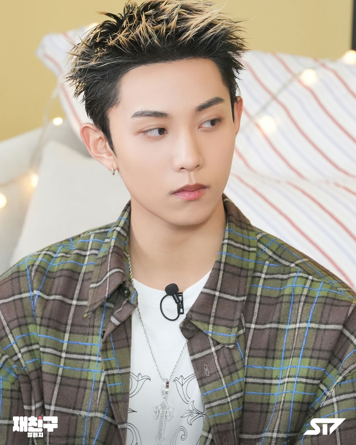 밀로 아카이브의 체크 셔츠를 착용한 롱샷 김률 / 이미지 출처: 재친구 X @jaefriends_twt