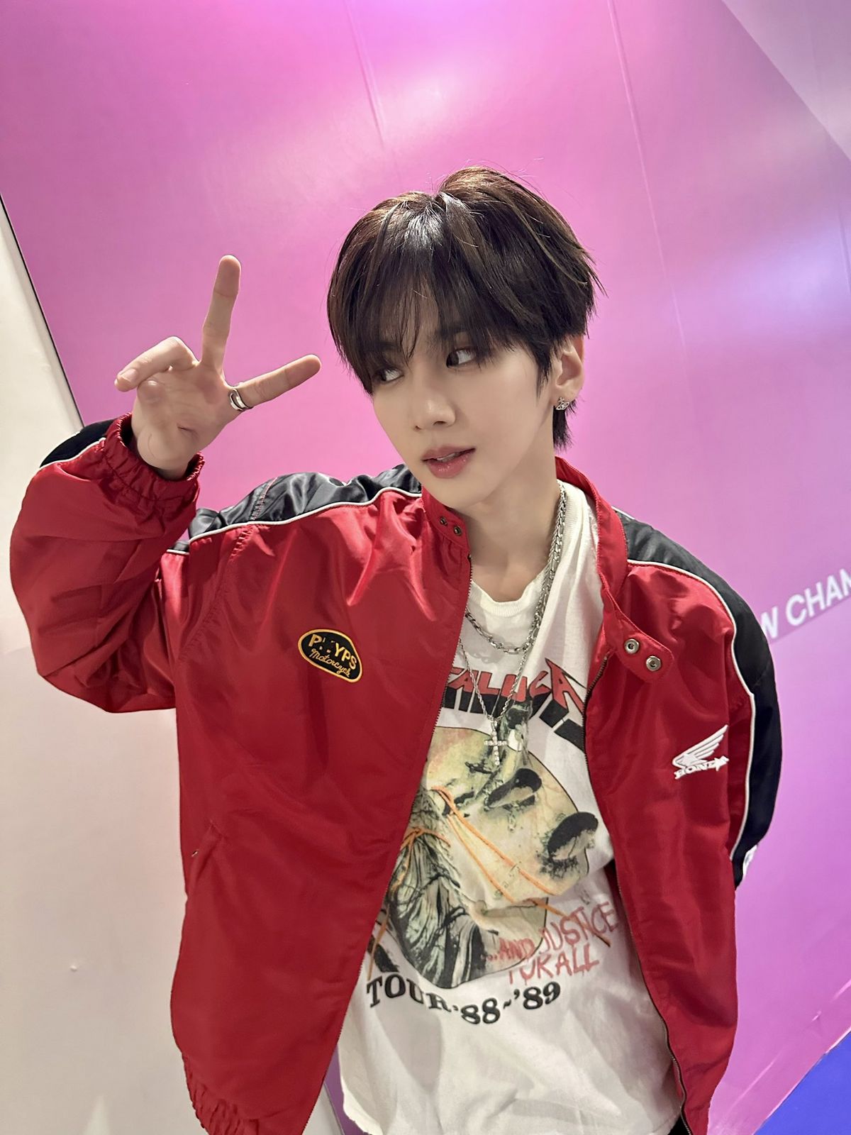 레이싱 블루종에 빈티지 밴드 티셔츠를 매치했다 / 이미지 출처: 82MAJOR X @82MAJOR_231011