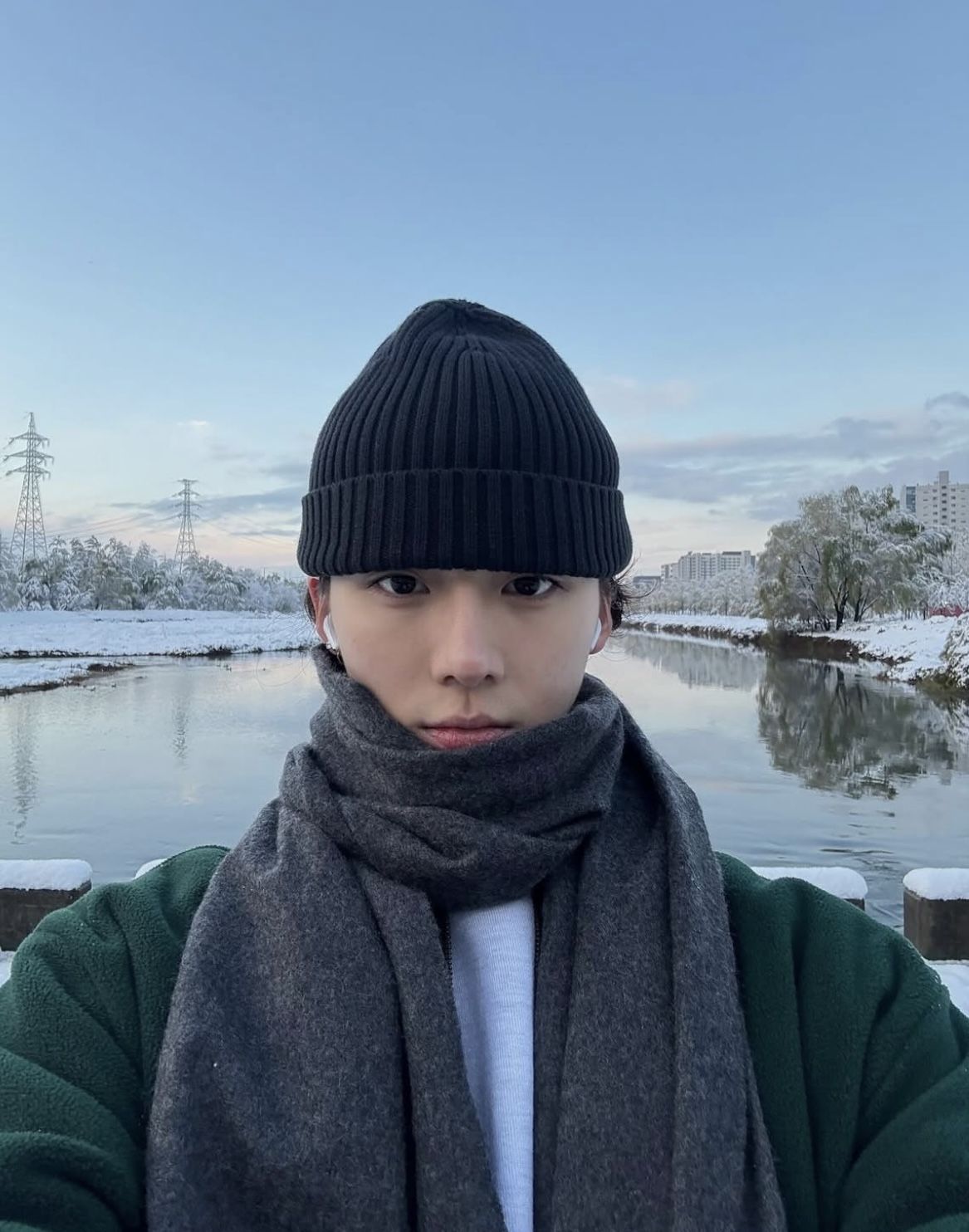 머플러와 비니의 조합으로 얼굴을 더욱 작게 보이게끔 만들어준다. / 이미지 출처: 인스타그램 @leeeeesangwon