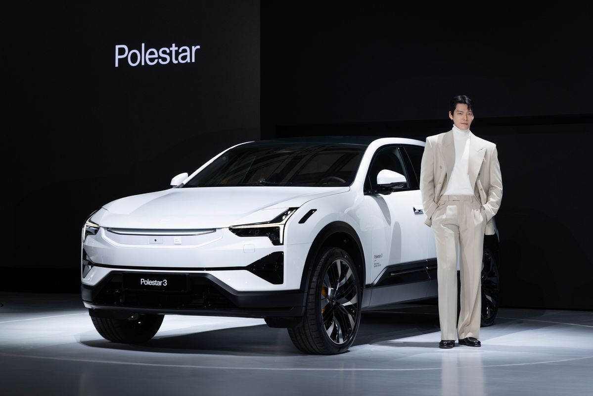 폴스타 코리아 앰배서더 김우빈이 폴스타 3 앞에서 포즈를 취하고 있다. 