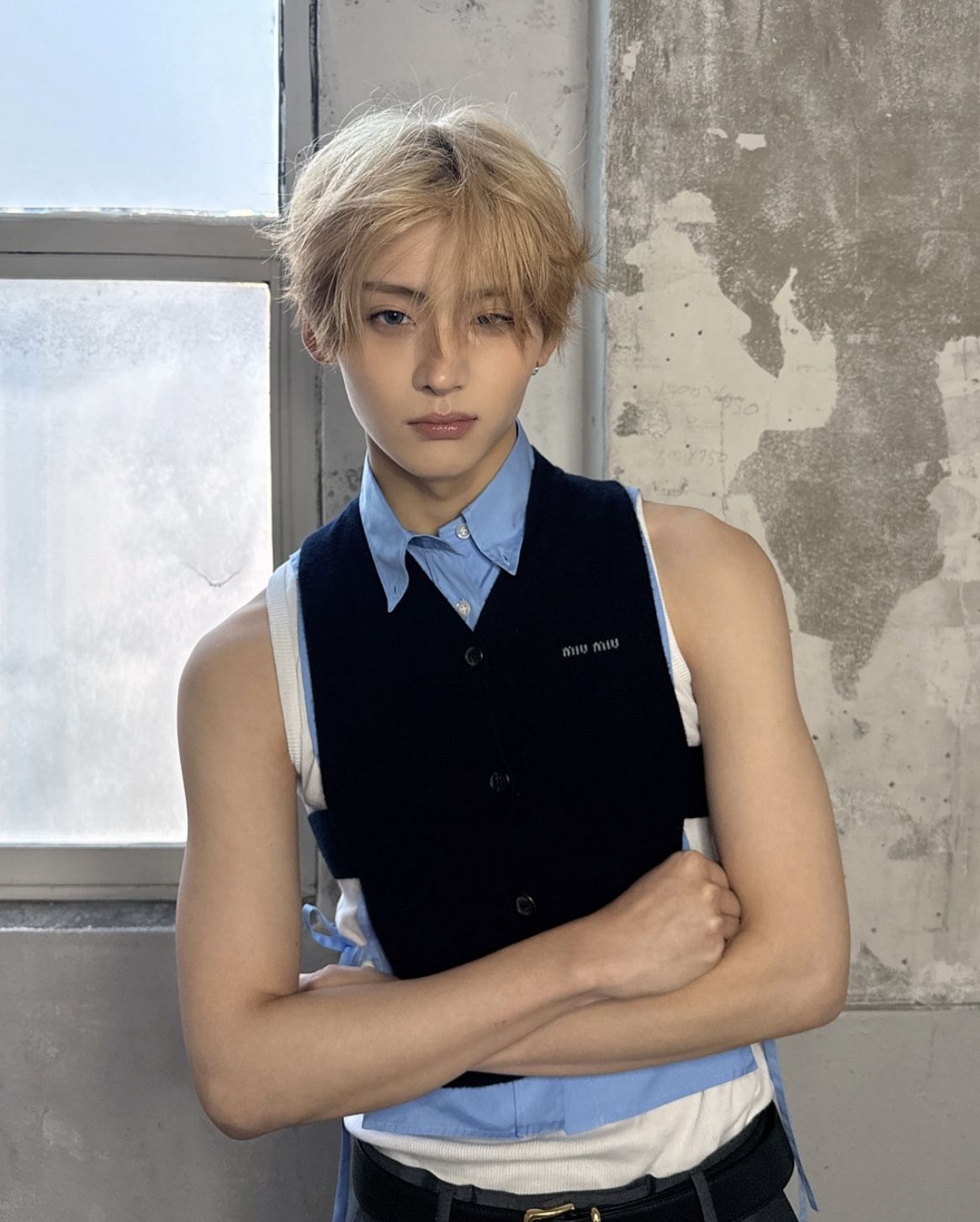 미우미우의 체스트 로고 슬리브리스 니트 카디건을 입은 상원. / 이미지 출처: 인스타그램 @ald1.official