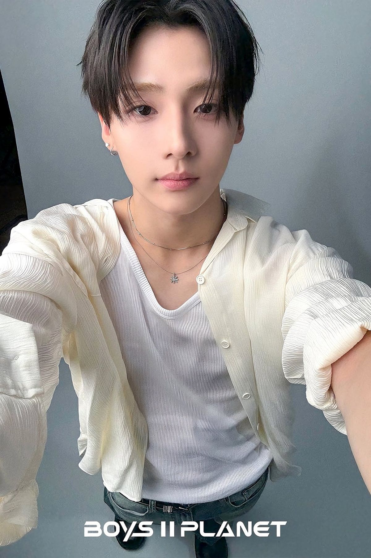 아이보리 컬러의 카디건에 네크리스를 더해 남친 룩을 완성한 상원. / 이미지 출처: 보이즈 2 플래닛.