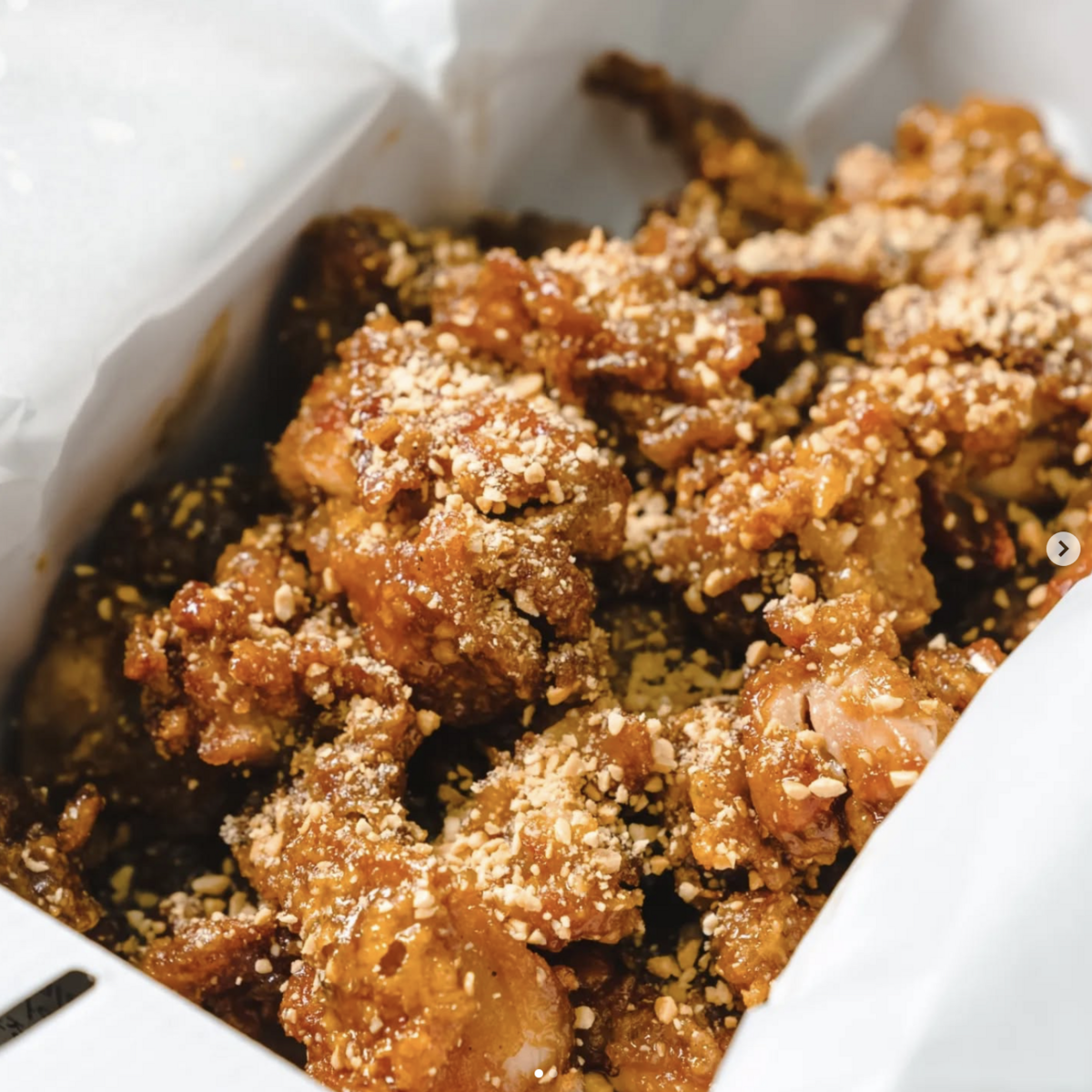  바삭한 튀김에 매콤달콤한 양념이 더해진 영월 대표 포장 메뉴. / 이미지 출처: 일미닭강정 인스타그램 @imc0151