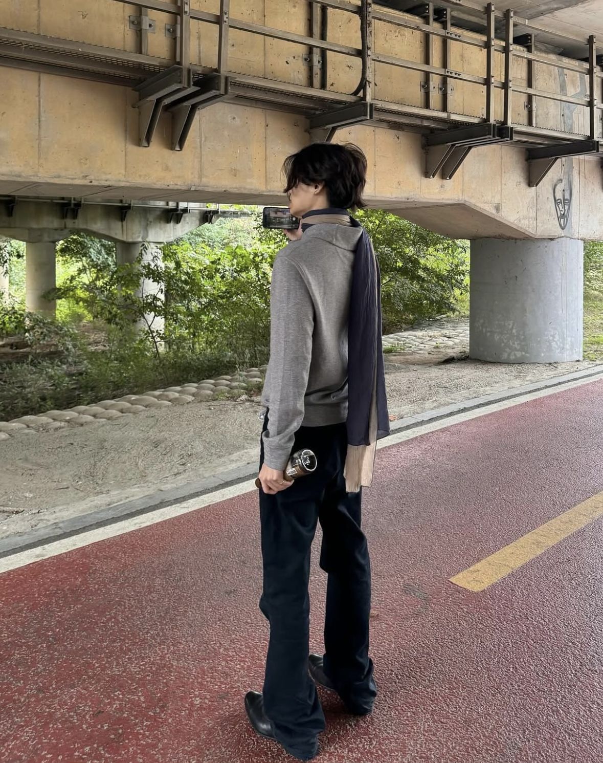 그레이 톤의 후드티에 톤온톤 머플러를 매치하여 차분하면서도 세련된 느낌을 보여준다. / 이미지 출처: 인스타그램 @leeeeesangwon