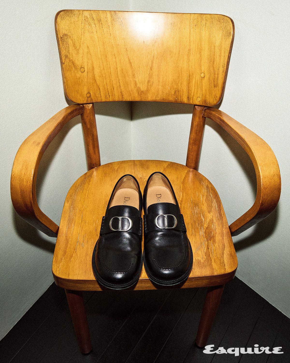 블랙 카프스킨 디올 아치 맨 로퍼 가격 미정 디올.