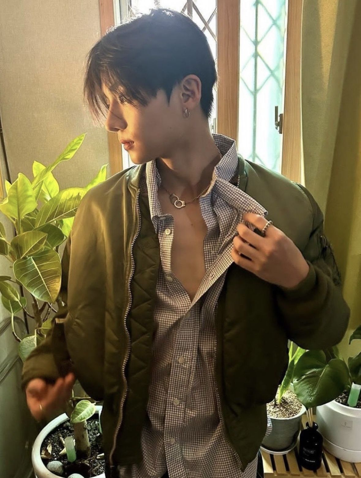 MA-1 보머 자켓에 셔츠와 네크리스를 더해 반전 매력을 보여주는 상원의 모습. / 이미지 출처: 인스타그램 @leeeeesangwon